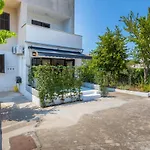 3 Minutes From The Beach: Lovely Studio Apartment